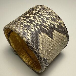 Bracelet genuine snakeskin Ted Rossi
no tag, excellent condition 7.75’’ x 1.75’’